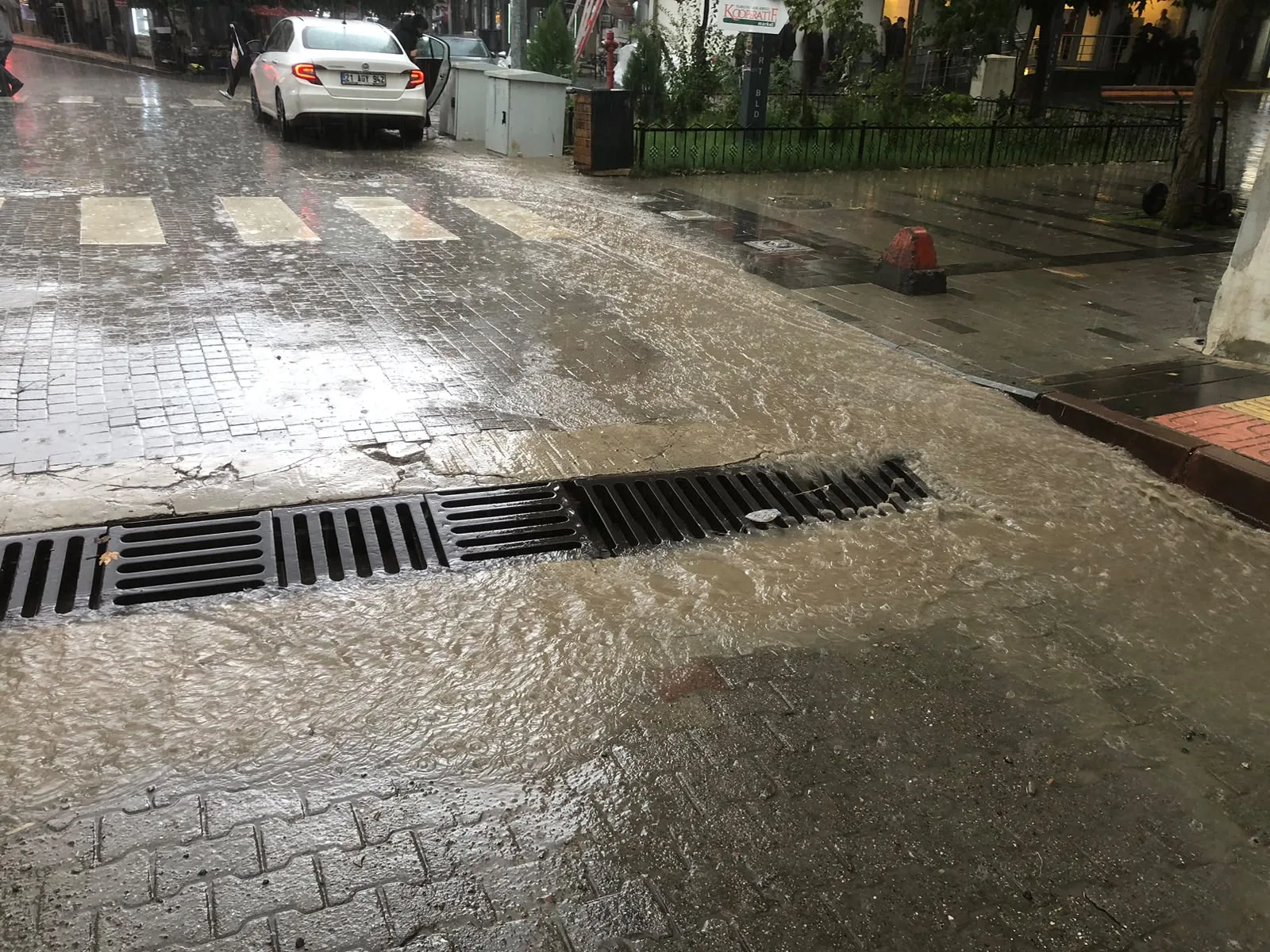 Siirt’te sağanak ve dolu hayatı olumsuz etkiledi, binaya yıldırım isabet etti