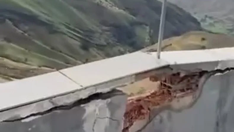 Siirt’te sağanak ve dolu hayatı olumsuz etkiledi, binaya yıldırım isabet etti