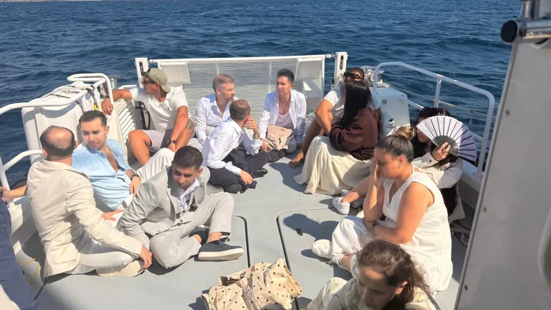 Şık giyinerek yurt dışına kaçmak isteyen 12 kaçak göçmen yakalandı