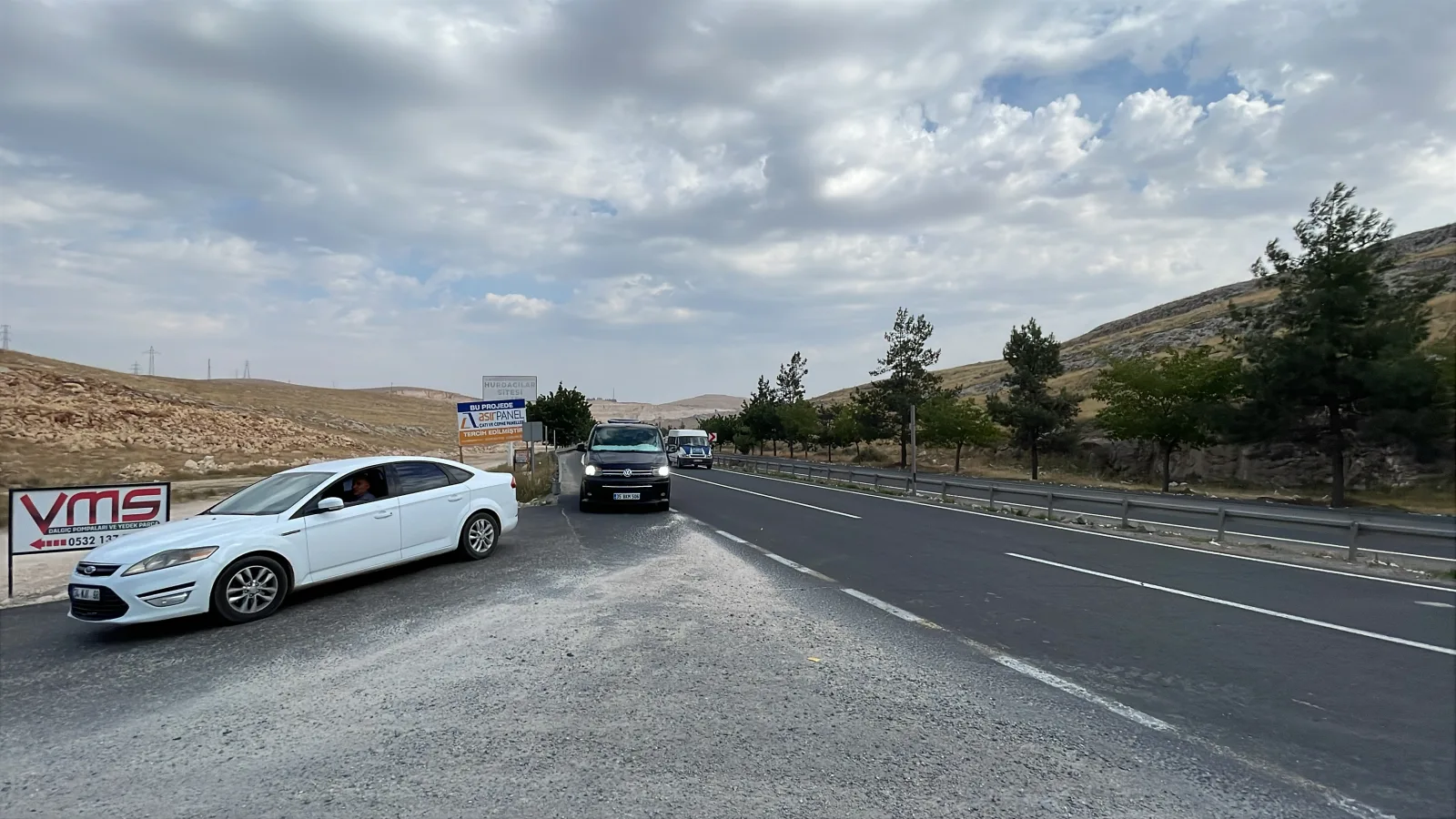 Sık sık kazaların yaşandığı ana yol bağlantı noktasına esnaftan ‘kavşak’ talebi