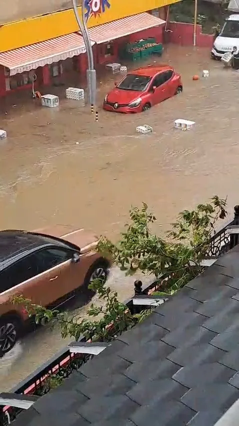 Şile'de sağanak etkili oluyor; yollar göle döndü