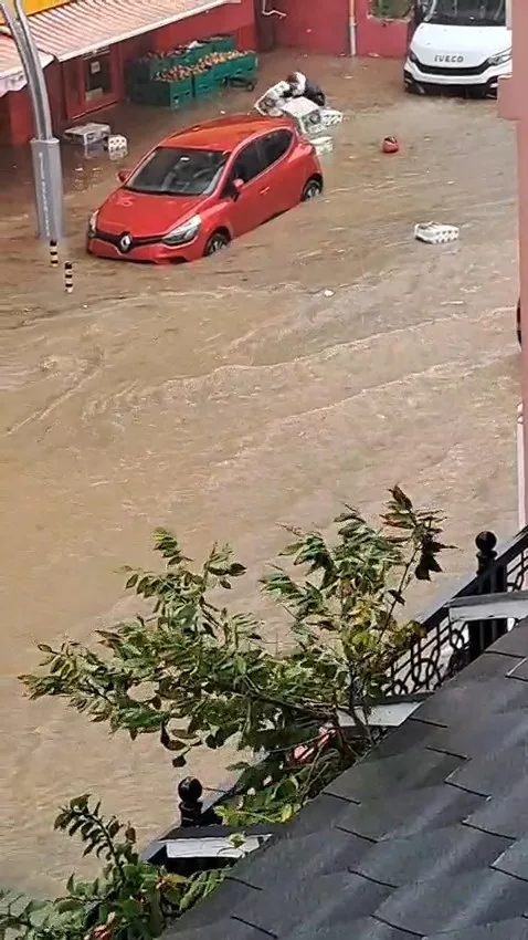 Şile'de sağanak etkili oluyor; yollar göle döndü