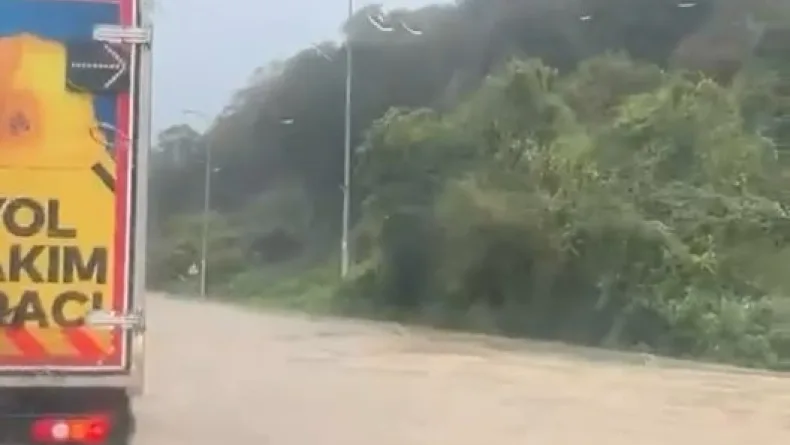 Şile'de sağanak etkili oluyor; yollar göle döndü
