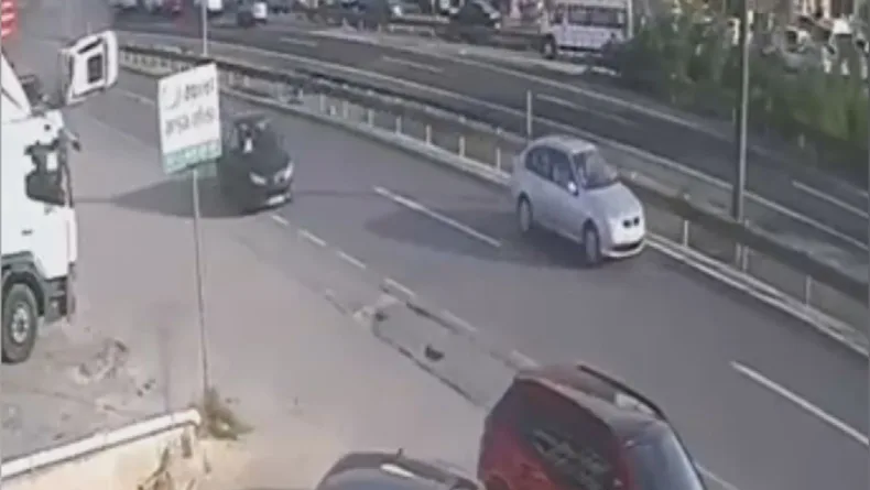 Silivri'de 4 aracın karıştığı zincirleme kaza kamerada: 3 yaralı