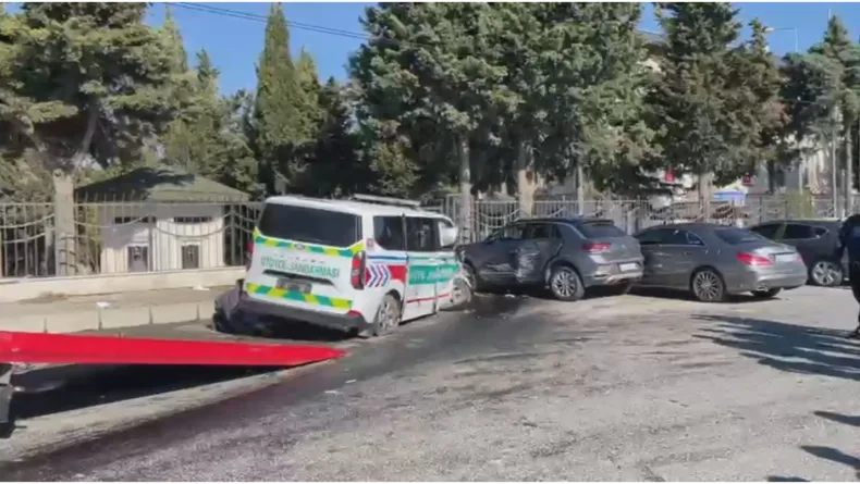 Silivri'de jandarma ekip aracı ile otomobil çarpıştı; 4 kişi yaralandı