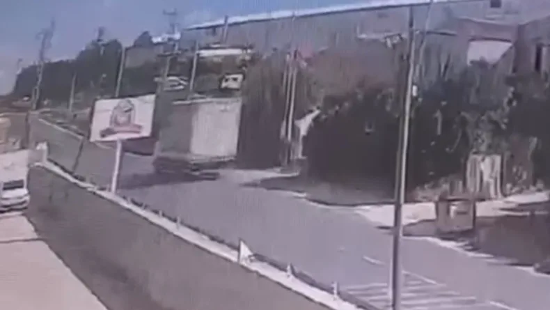 Silivri'de sürücüsünün hakimiyetini kaybettiği otomobil takla attı; kaza kamerada