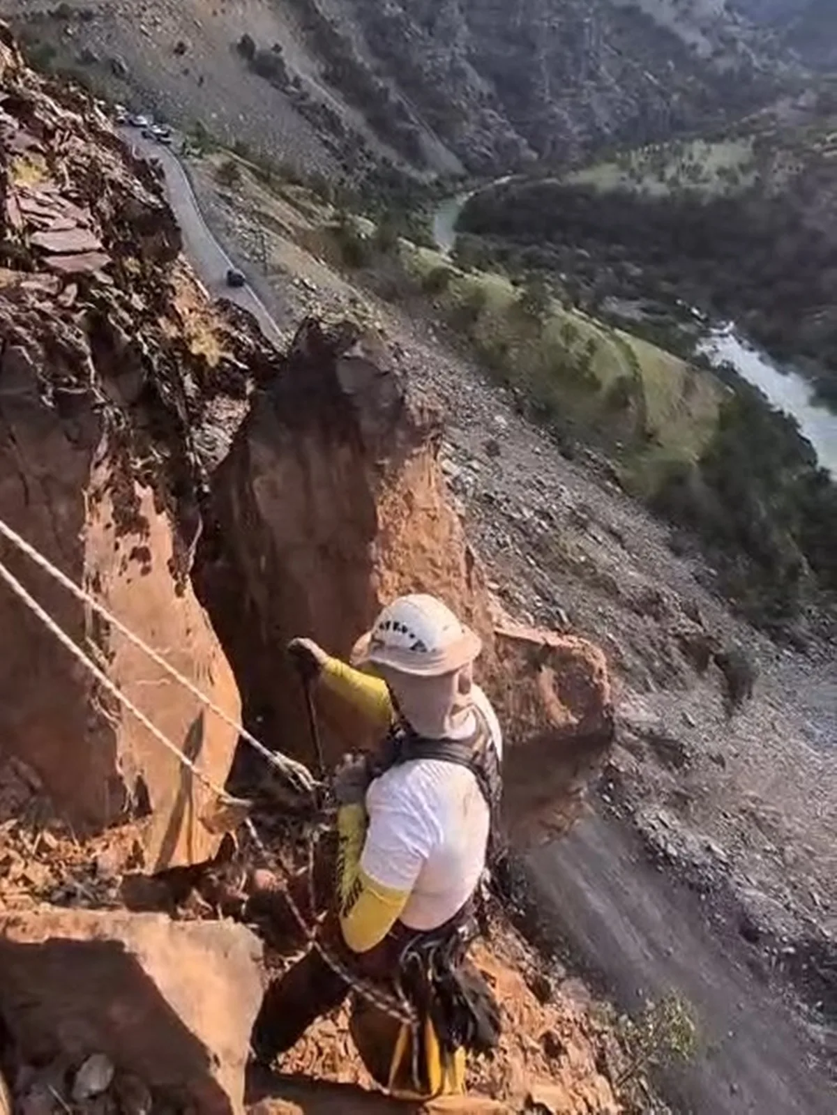 Şırnak’ta yola kaya düşmesi riskine karşı dağcı ekiple önlem alındı