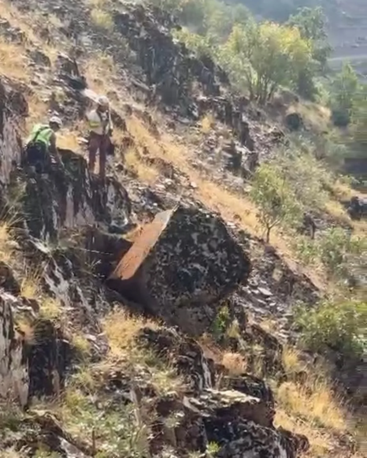 Şırnak’ta yola kaya düşmesi riskine karşı dağcı ekiple önlem alındı