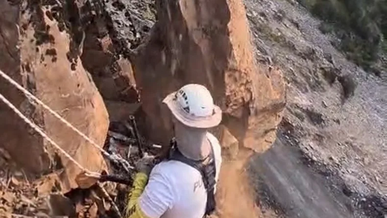 Şırnak’ta yola kaya düşmesi riskine karşı dağcı ekiple önlem alındı