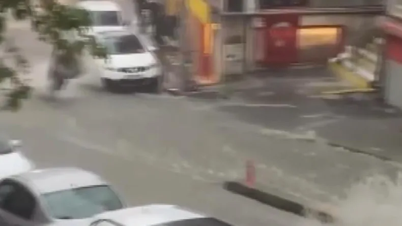 Şişli'de sel sularına kapılan kadın son anda kurtarıldı