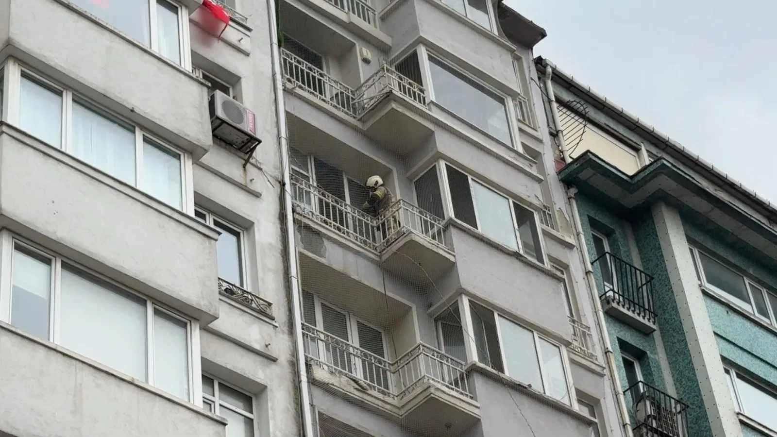 Şişli’de tadilat halindeki binada çıkan yangın söndürüldü