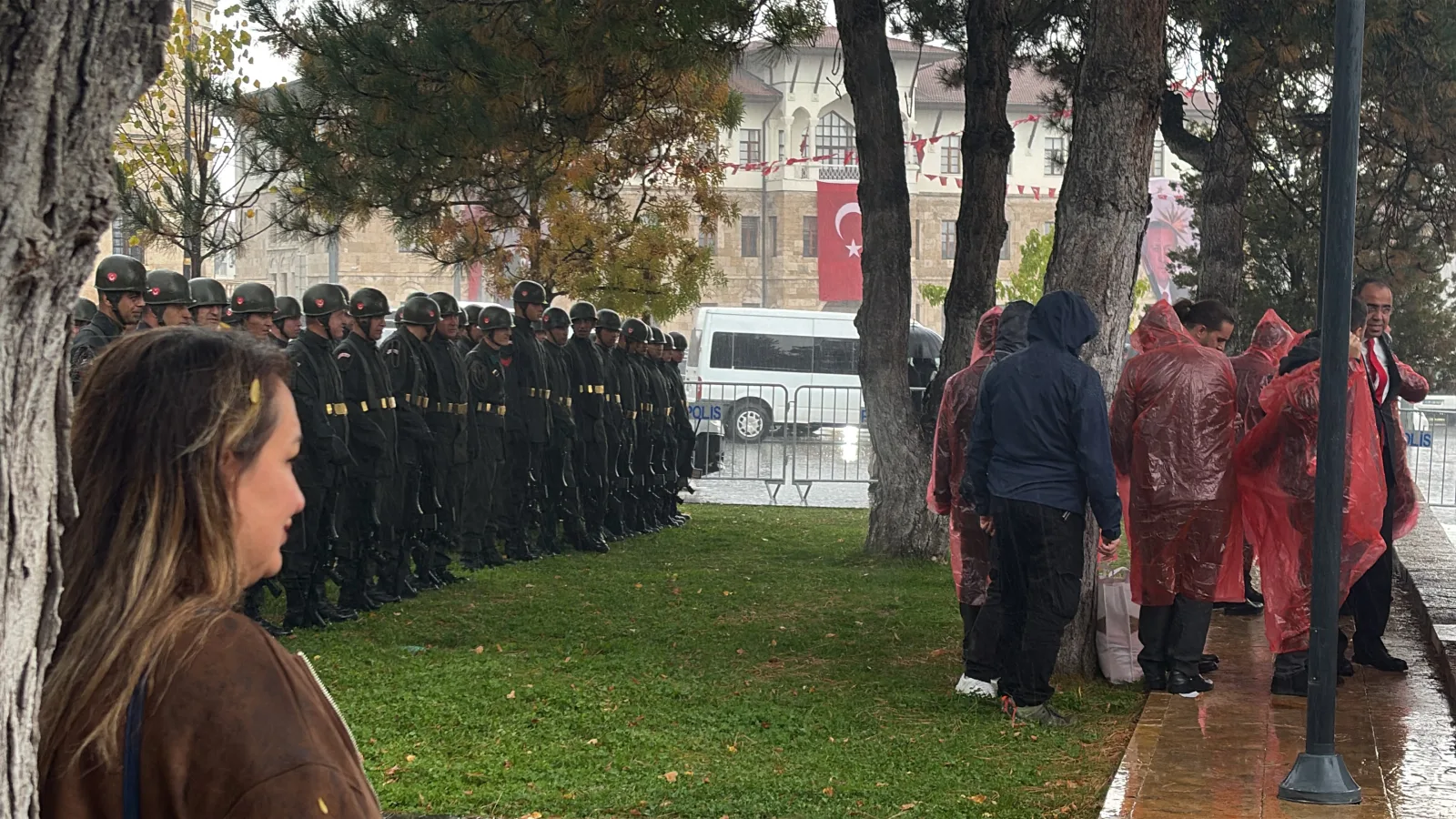Sivas’ta çelenk töreni öncesi sağanak bastırdı