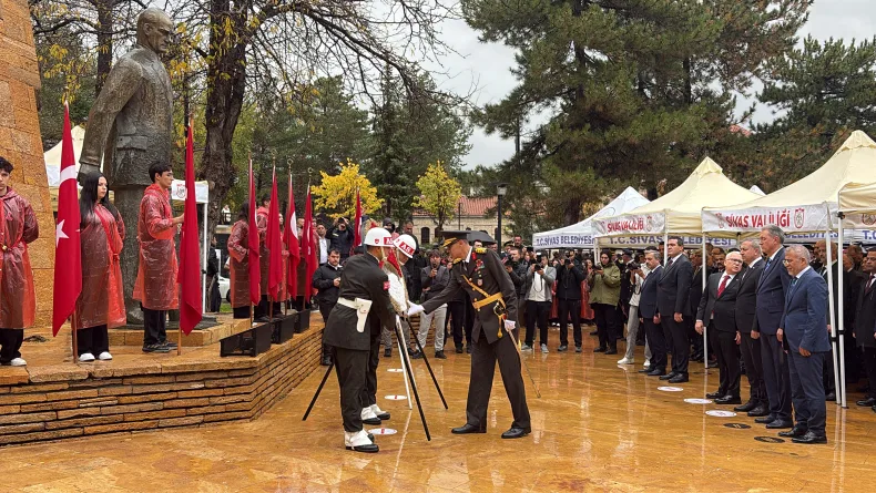 Sivas’ta çelenk töreni öncesi sağanak bastırdı