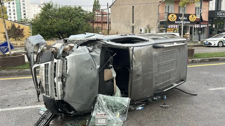 Sivas'ta hafif ticari araç devrildi: 4 yaralı
