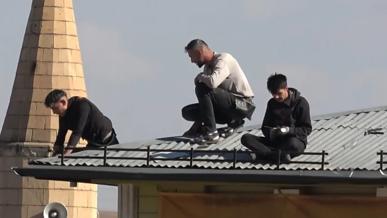 Sivas'ta işçilerin çatıda tehlikeli mesaisi