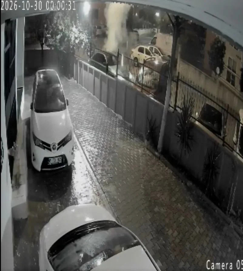 Sokak ortasında havai fişek patlattılar; balkon ve araçlara zarar verdiler