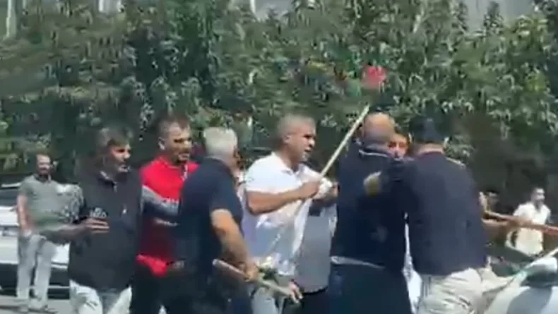 Sokakta taşlı sopalı kavga; 3 yaralı