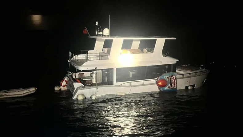 Su alıp batma tehlikesi geçiren teknedeki 2 kişi kurtarıldı