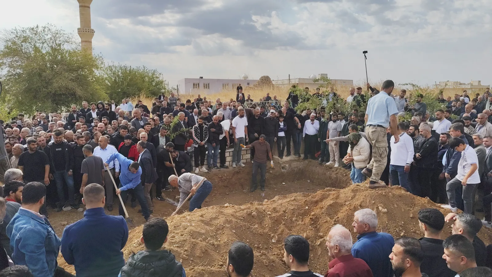 Su kanalına uçan otomobilde ölen 4'ü çocuk 6 kişi, yan yana toprağa verildi