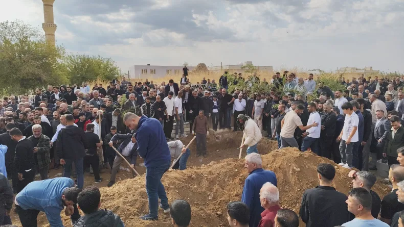 Su kanalına uçan otomobilde ölen 4'ü çocuk 6 kişi, yan yana toprağa verildi