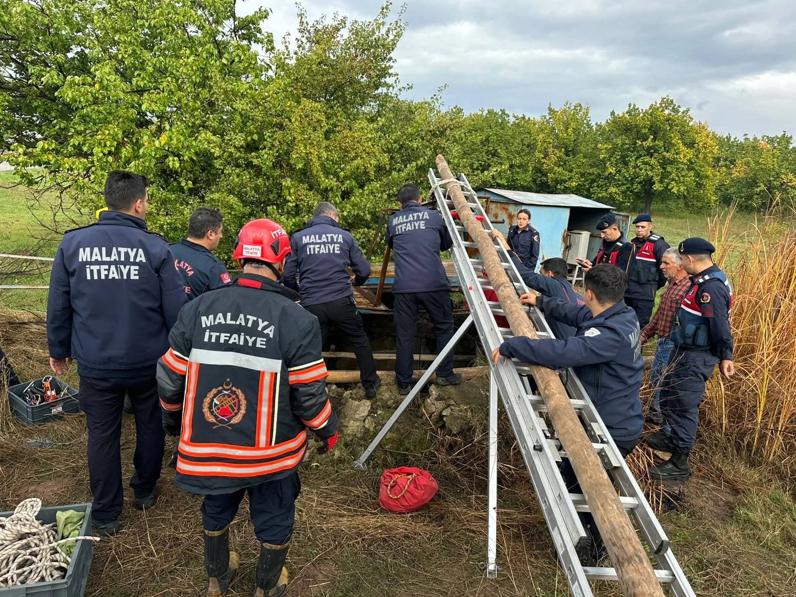 Su kuyusuna düşen kadını itfaiye kurtardı