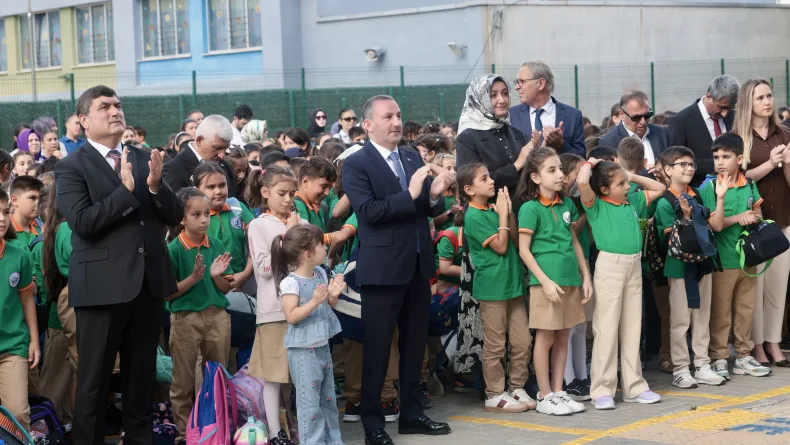 Sultanbeyli Belediyesi’nden 9 bin öğrenciye kırtasiye seti