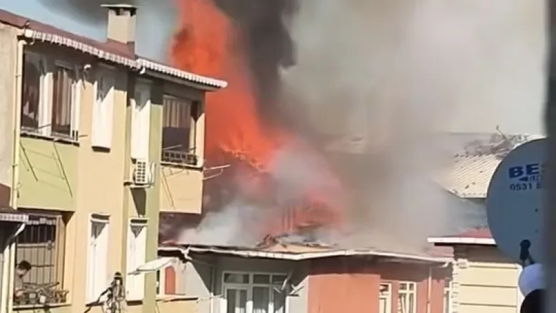 Sultanbeyli’de 3 katlı binanın çatısı alev alev yandı