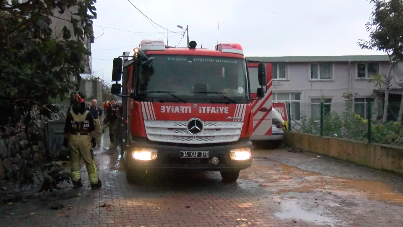 Sultanbeyli'de çamura batan anne ve çocuğunu itfaiye ekipleri kurtardı