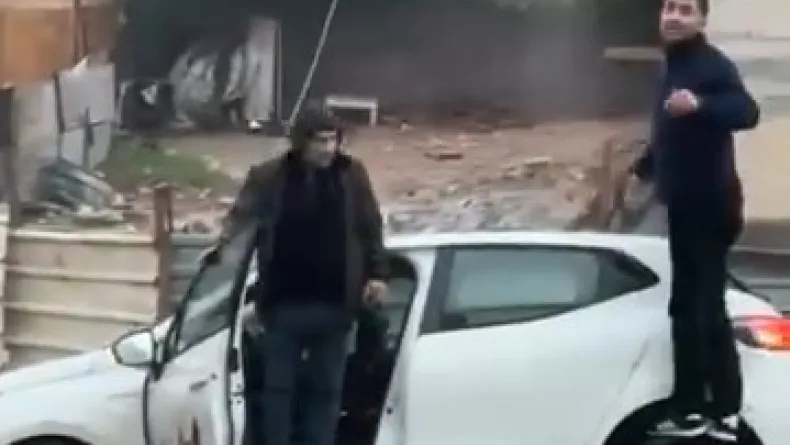 Sultanbeyli'de otomobil yağmur sonrası bir bölümü çöken yolda mahsur kaldı