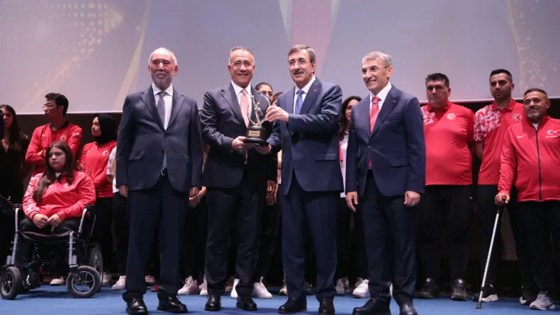 Sultangazi Belediye Başkanı Dursun’a spora destek ödülü