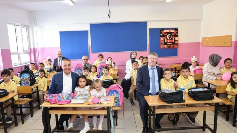 Sultangazi’de 1. sınıf öğrencilerine kırtasiye seti desteği