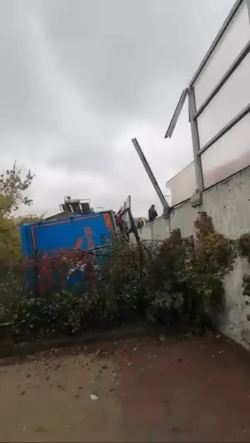 Sultangazi'de 2 araca çarpan kamyon bahçeye düştü -1