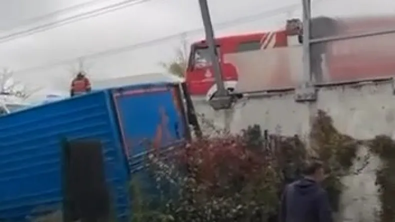 Sultangazi'de 2 araca çarpan kamyon bahçeye düştü -1