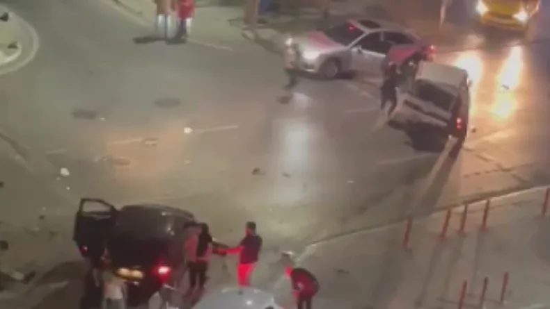 Sultangazi'de 3 aracın karıştığı zincirleme kaza: 5 yaralı