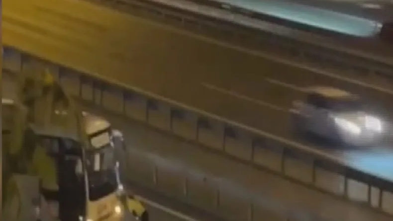 Sultangazi'de arızalanan midibüsü yol kenarına iten kadın polis kamerada