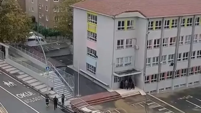 Sultangazi'de okulun istinat duvarı çöktü -1