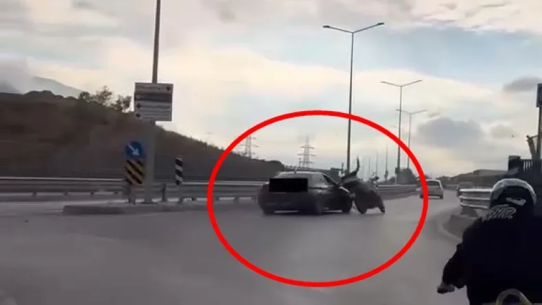 Sürücünün drift attığı otomobilin motosiklete çarptığı kaza kask kamerasında
