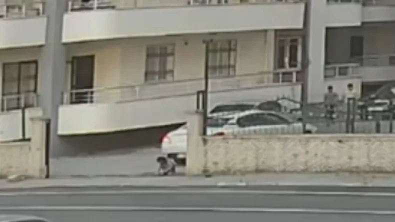 Sürücüsünün geri manevra yaptığı otomobilin altında kalan çocuk ağır yaralandı