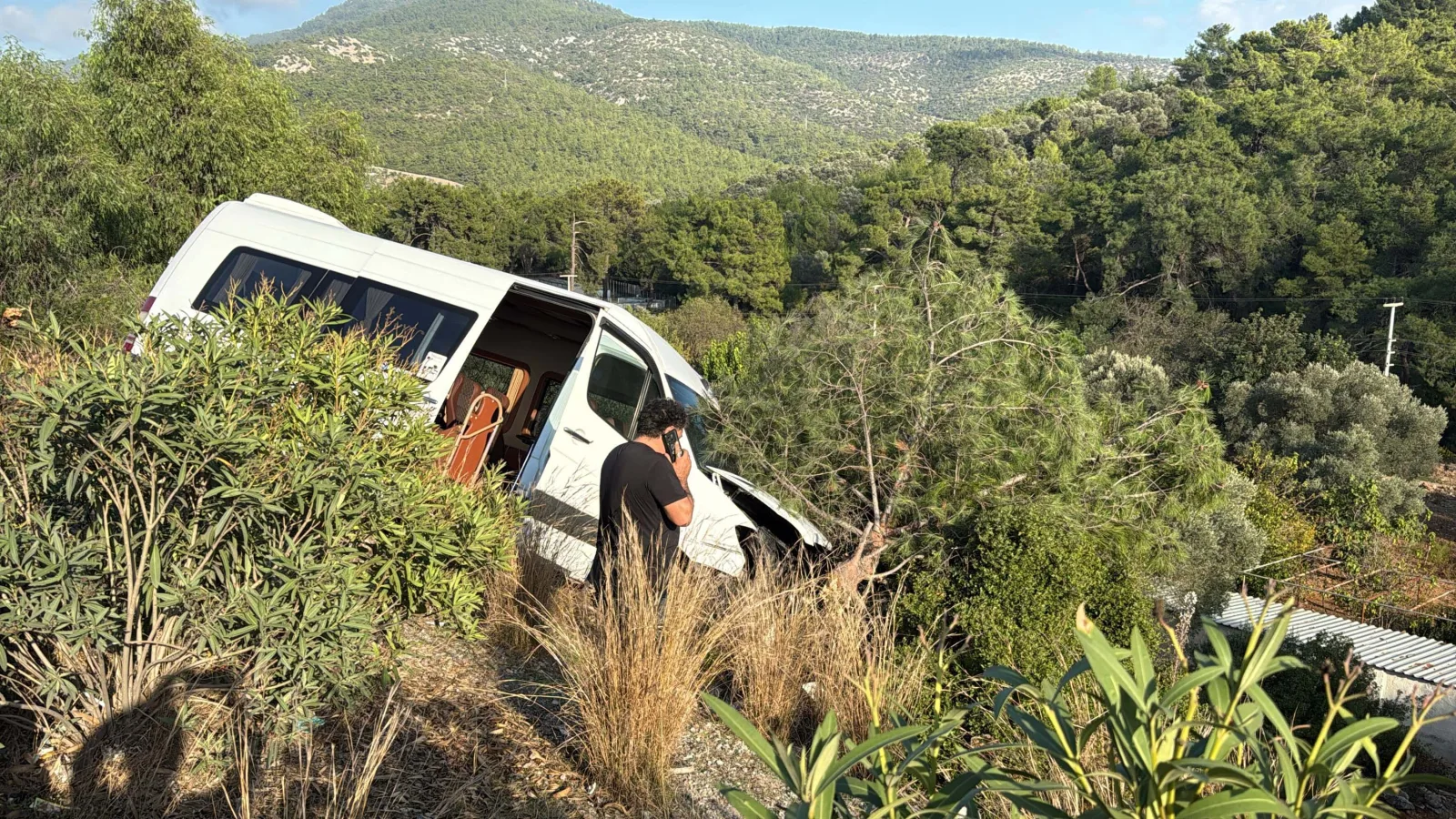 Sürücüsünün makas attığı otomobil, minibüsle çarpıştı; kaza kamerada