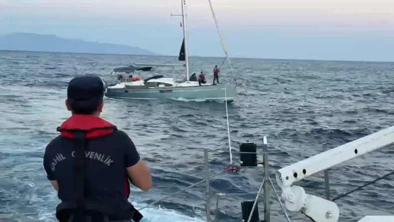Sürüklenen yelkenli tekneyi, Sahil Güvenlik marinaya yanaştırdı