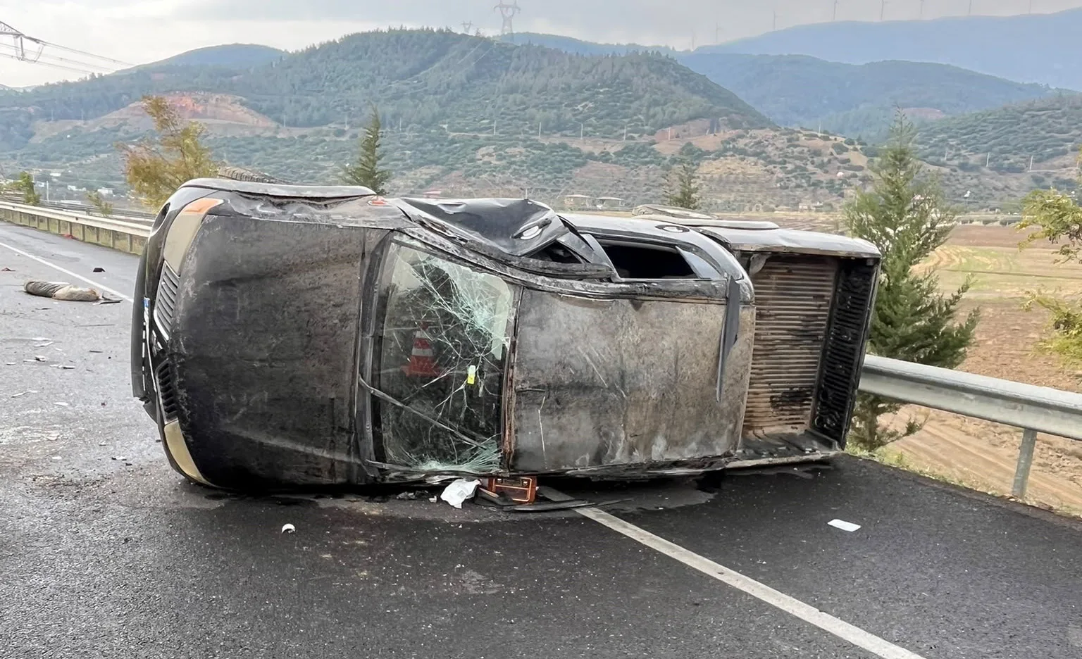 Takla atan kamyonetteki aynı aileden 4 kişi yaralandı