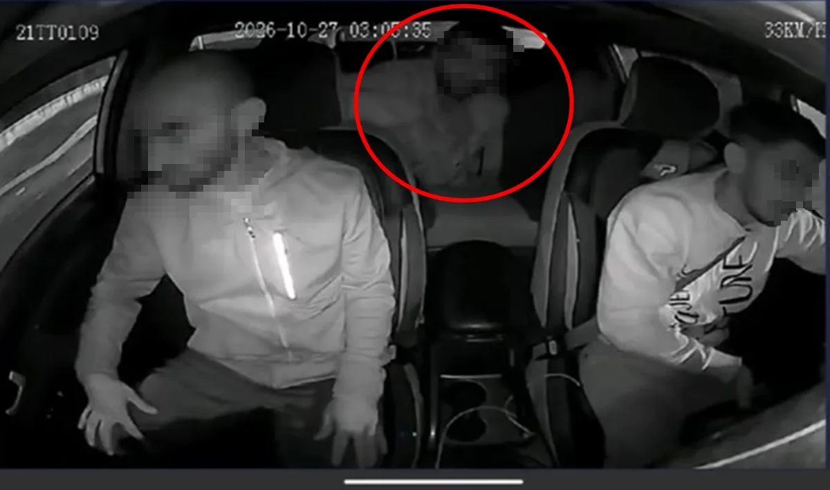 Takside unutulan cep telefonunu cebine koyup indi; o anlar kamerada