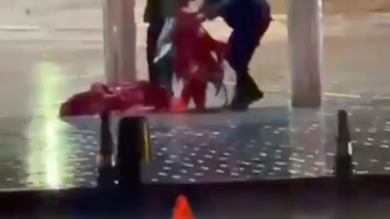 Taksim Meydanı'nda yere düşen Türk bayrağını kaldıran polis kamerada