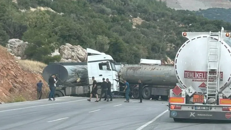 Tankerler çarpıştı; tonlarca akaryakıt yola döküldü