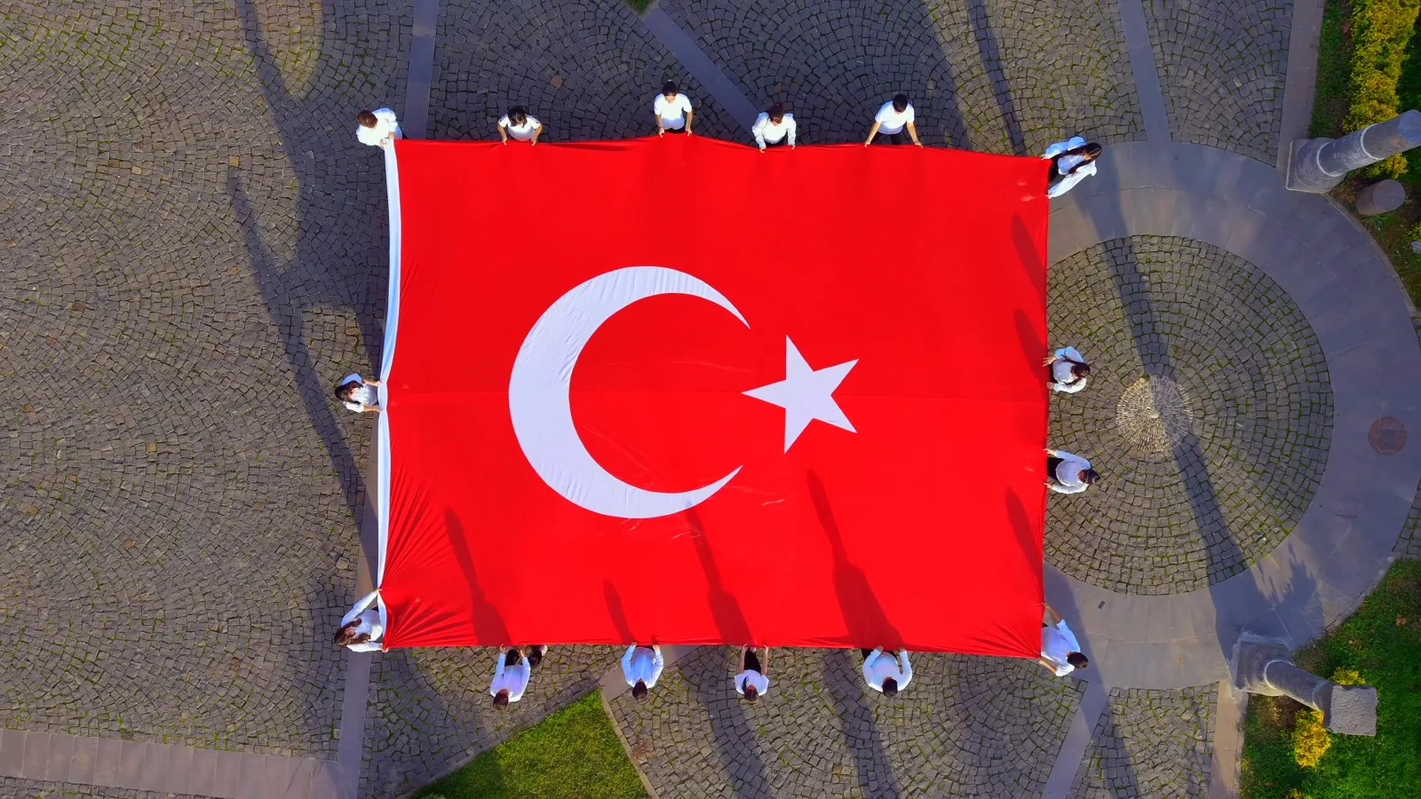 Tarihi İçkale’de 54 metrekarelik Türk bayrağıyla Cumhuriyet coşkusu