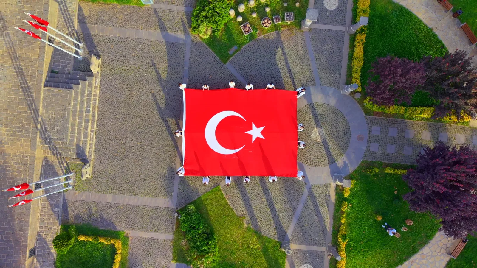 Tarihi İçkale’de 54 metrekarelik Türk bayrağıyla Cumhuriyet coşkusu
