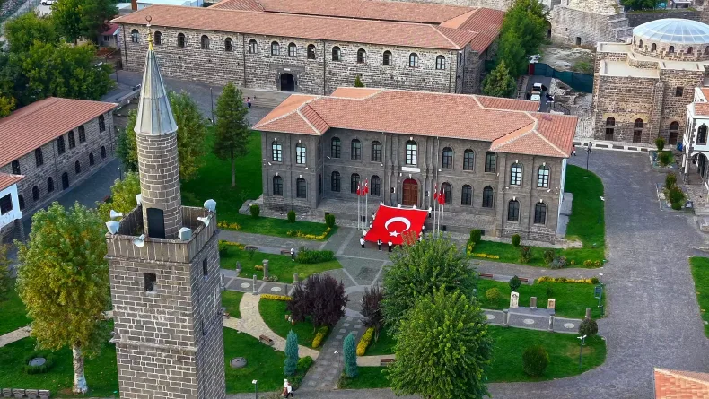 Tarihi İçkale’de 54 metrekarelik Türk bayrağıyla Cumhuriyet coşkusu