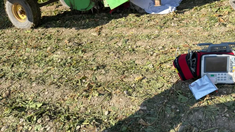 Tarım makinesine sıkışan çiftçi öldü
