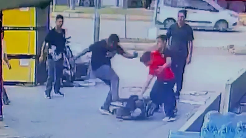 Tartıştıkları çocuğu dövüp, yerde sürüklediler