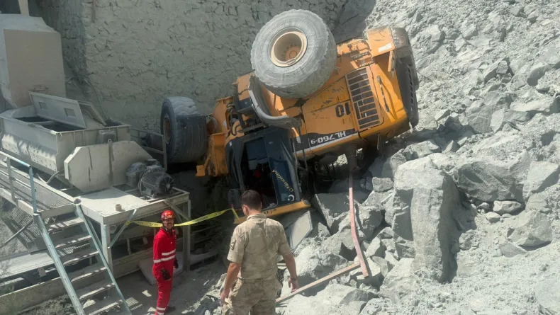 Taş ocağında devrilen iş makinesinin operatörü öldü